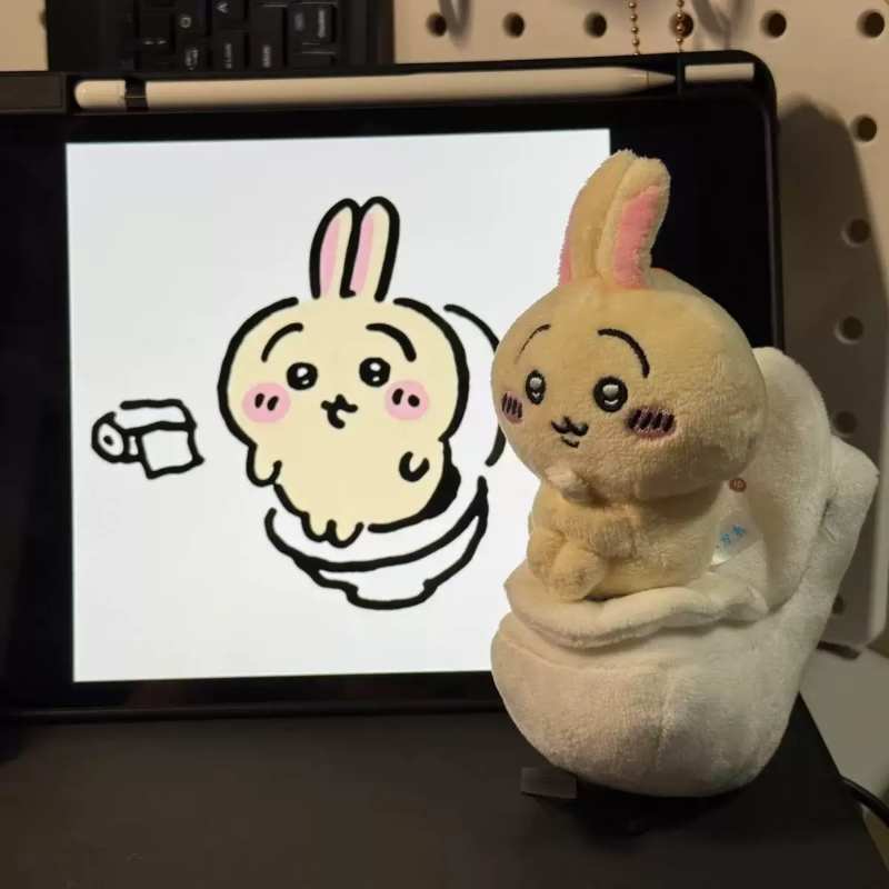 ちいかわ ホワイトトイレ置物 吊り下げ脚ハグうさぎ ハチワレ ちいかわ 風変わりなクリエイティブぬいぐるみキーホルダー