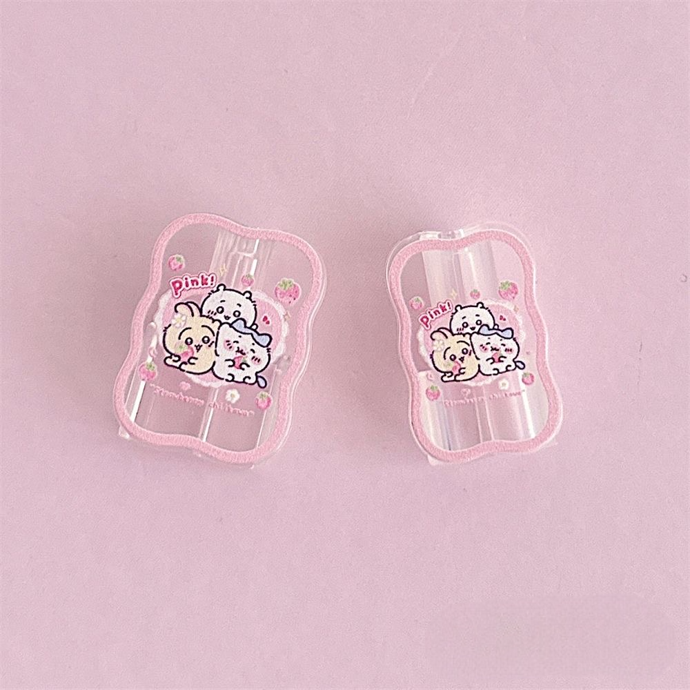 Bonita funda de cargador suave con diseño de fresa Chiikawa, compatible con cargadores de iPhone de 20 W.