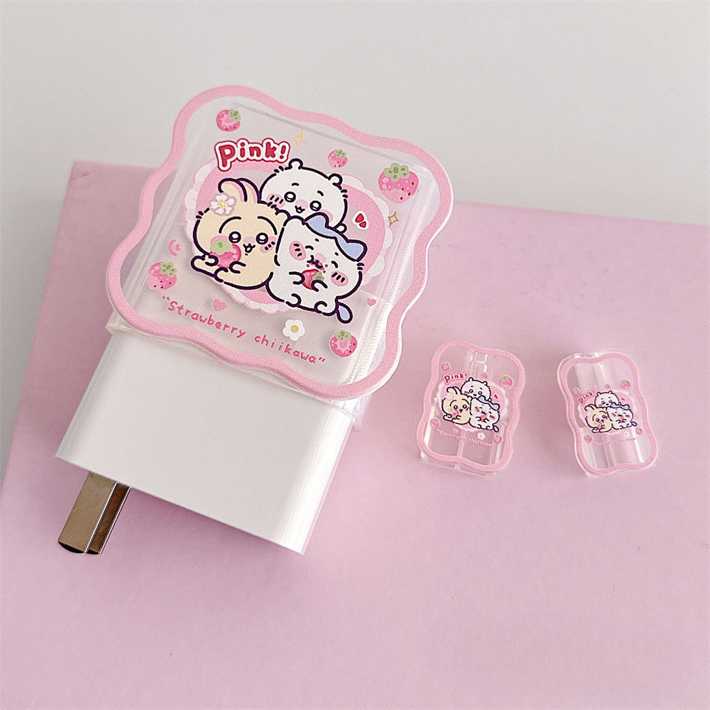 Bonita funda de cargador suave con diseño de fresa Chiikawa, compatible con cargadores de iPhone de 20 W.