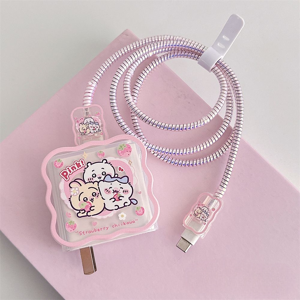 Bonita funda de cargador suave con diseño de fresa Chiikawa, compatible con cargadores de iPhone de 20 W.