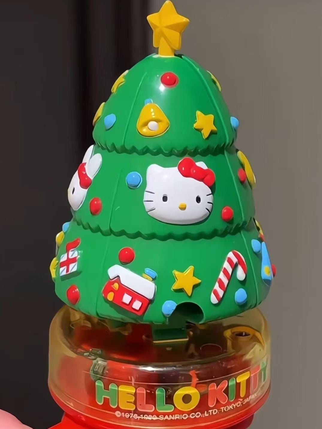 新作ハローキティ回転クリスマスツリー|クリスマスツリーに囲まれたキティ|お友達や親友へのプレゼントに最適