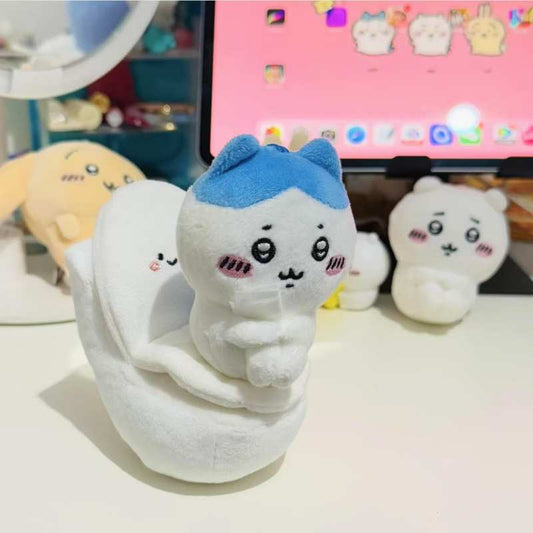 ちいかわ ホワイトトイレ置物 吊り下げ脚ハグうさぎ ハチワレ ちいかわ 風変わりなクリエイティブぬいぐるみキーホルダー